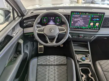 VW Tiguan 2.0TDI R-Line 4M Pano Black AHK Matrix 20