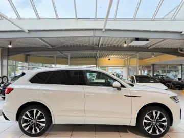 VW Touareg 3.0 Elegance 4M R-Line Pano 360 StHeizun