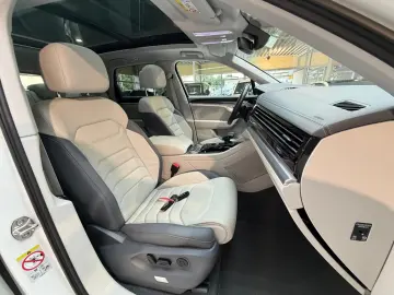 VW Touareg 3.0 Elegance 4M R-Line Pano 360 StHeizun