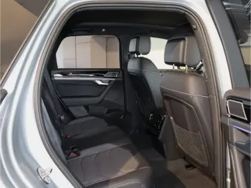 VW Touareg 3.0 TDI 4M R-Line STHZ AHK PANO