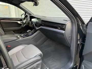 VW Touareg 3.0 TDI 4M R-Line PANO STANDHZG AHK 22