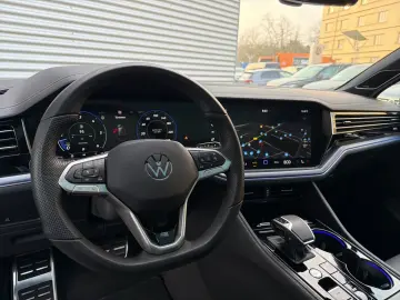VW Touareg 3.0 TDI 4M R-Line PANO STANDHZG AHK 22