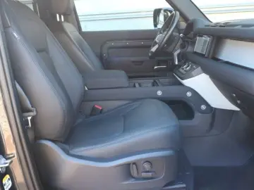 LAND ROVER Defender 90 X-Dynamic SE