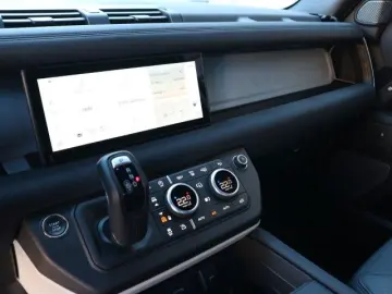 LAND ROVER Defender 90 X-Dynamic SE
