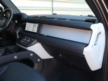 LAND ROVER Defender 90 X-Dynamic SE