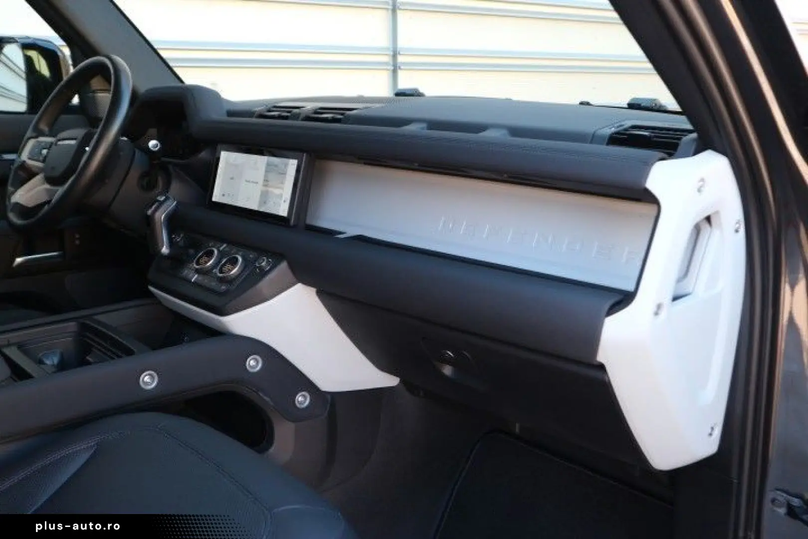 LAND ROVER Defender 90 X-Dynamic SE