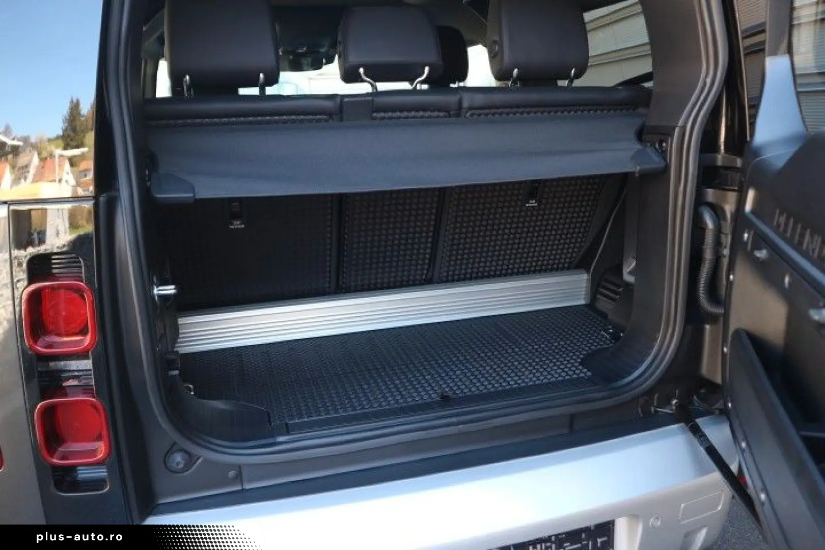 LAND ROVER Defender 90 X-Dynamic SE