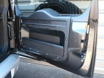 LAND ROVER Defender 90 X-Dynamic SE