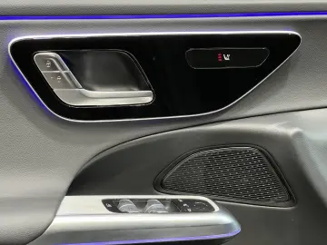 MERCEDES-BENZ E 220 d Avantgarde Advanced Pano Distr…