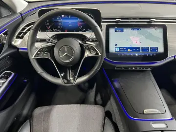 MERCEDES-BENZ E 220 d Avantgarde Advanced Pano Distr…