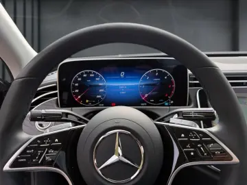 MERCEDES-BENZ E 220 d AVANTGARDE PANO KAMERA CARPLAY MBUX