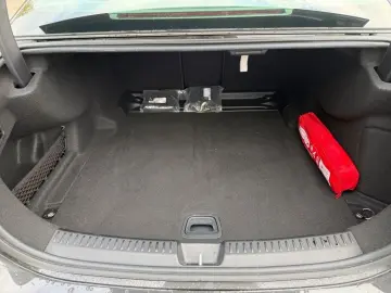 MERCEDES-BENZ E 220 d AVANTGARDE PANO KAMERA CARPLAY MBUX