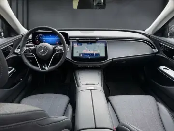 MERCEDES-BENZ E 220 d AVANTGARDE PANO KAMERA CARPLAY MBUX