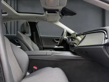 MERCEDES-BENZ E 220 d AVANTGARDE PANO KAMERA CARPLAY MBUX