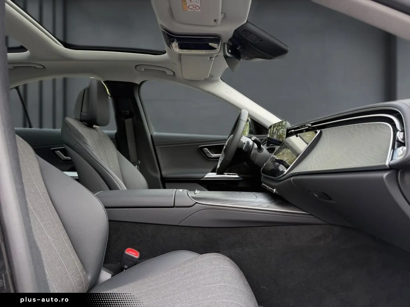 MERCEDES-BENZ E 220 d AVANTGARDE PANO KAMERA CARPLAY MBUX