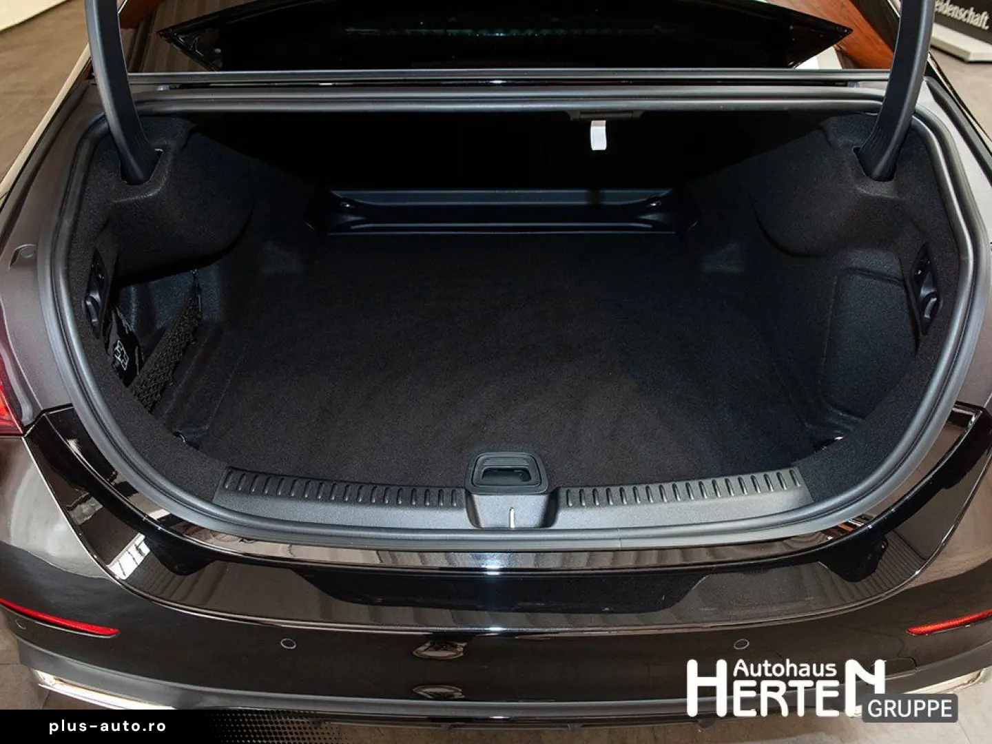 MERCEDES-BENZ E 220 d AMG NIGHT 20  PANO HUD SUPERSCREEN 3D