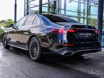 MERCEDES-BENZ E 220 d AMG Pano Distronic LED Kamera 20Zoll