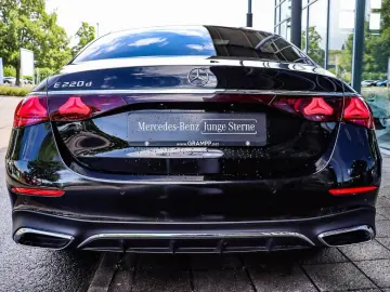 MERCEDES-BENZ E 220 d AMG Pano Distronic LED Kamera 20Zoll