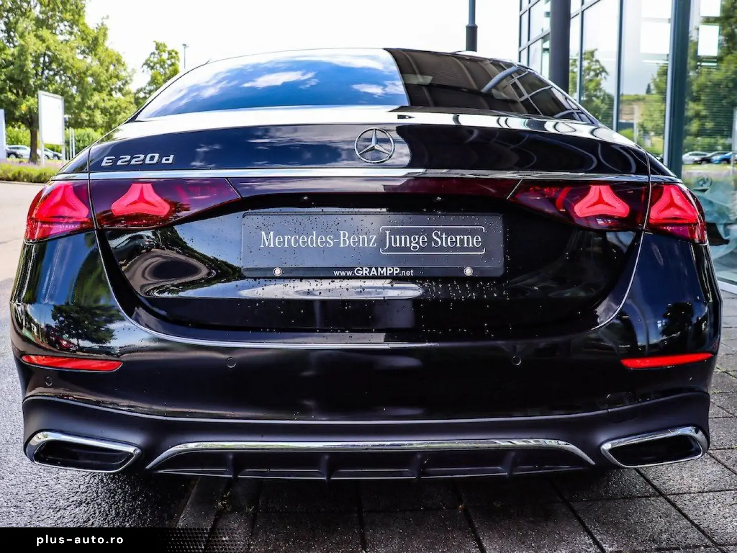 MERCEDES-BENZ E 220 d AMG Pano Distronic LED Kamera 20Zoll