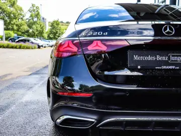 MERCEDES-BENZ E 220 d AMG Pano Distronic LED Kamera 20Zoll