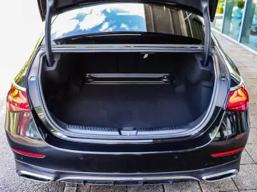 MERCEDES-BENZ E 220 d AMG Pano Distronic LED Kamera 20Zoll
