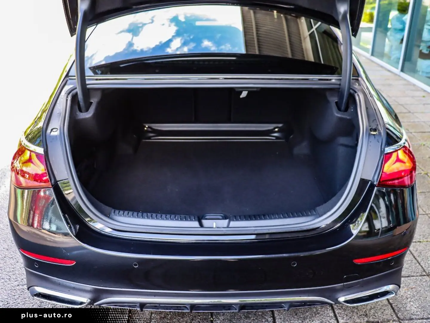 MERCEDES-BENZ E 220 d AMG Pano Distronic LED Kamera 20Zoll