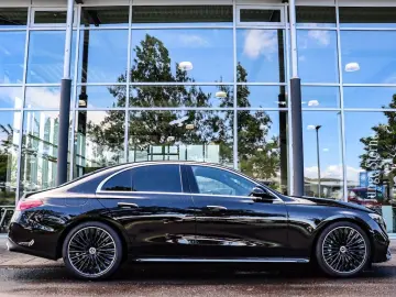 MERCEDES-BENZ E 220 d AMG Pano Distronic LED Kamera 20Zoll
