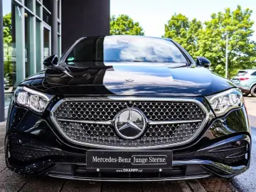 MERCEDES-BENZ E 220 d AMG Pano Distronic LED Kamera 20Zoll