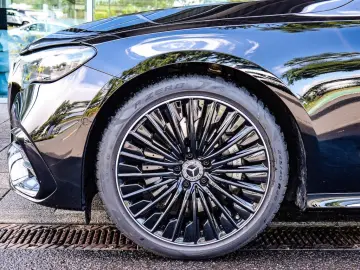 MERCEDES-BENZ E 220 d AMG Pano Distronic LED Kamera 20Zoll