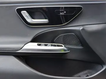 MERCEDES-BENZ E 220 d AMG Pano Distronic LED Kamera 20Zoll
