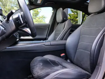 MERCEDES-BENZ E 220 d AMG Pano Distronic LED Kamera 20Zoll