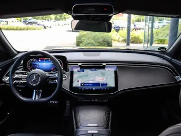 MERCEDES-BENZ E 220 d AMG Pano Distronic LED Kamera 20Zoll