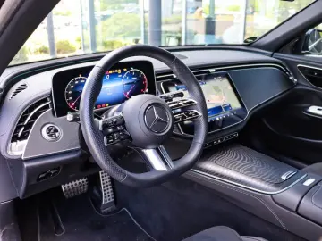 MERCEDES-BENZ E 220 d AMG Pano Distronic LED Kamera 20Zoll