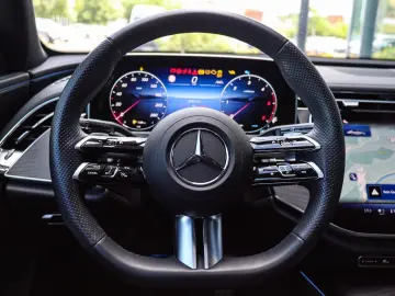 MERCEDES-BENZ E 220 d AMG Pano Distronic LED Kamera 20Zoll