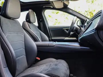 MERCEDES-BENZ E 220 d AMG Pano Distronic LED Kamera 20Zoll