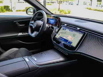 MERCEDES-BENZ E 220 d AMG Pano Distronic LED Kamera 20Zoll