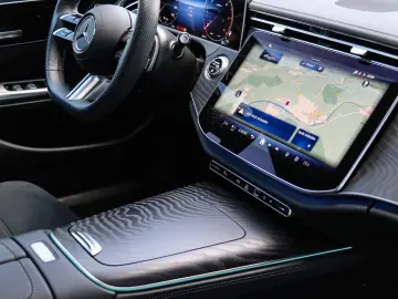 MERCEDES-BENZ E 220 d AMG Pano Distronic LED Kamera 20Zoll