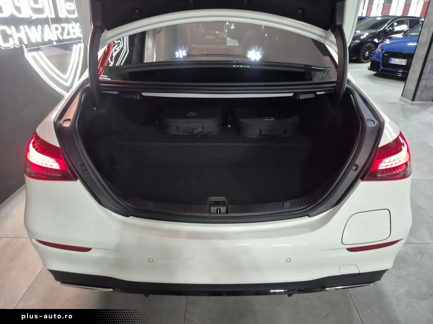 MERCEDES-BENZ E 300 de  AMG-LINE BURMESTER PANO JUNGE STERNE