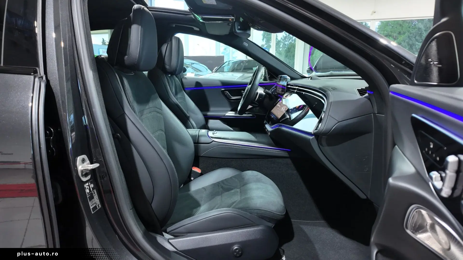 MERCEDES-BENZ E 220 d AMG Premium SUPERSCREEN PANO FULL