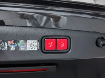 MERCEDES-BENZ E 220 d AMG Premium SUPERSCREEN PANO FULL
