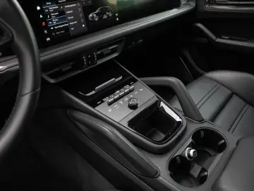 PORSCHE Cayenne GTS UPE186TEUR PDCC Burmester Luft PANO