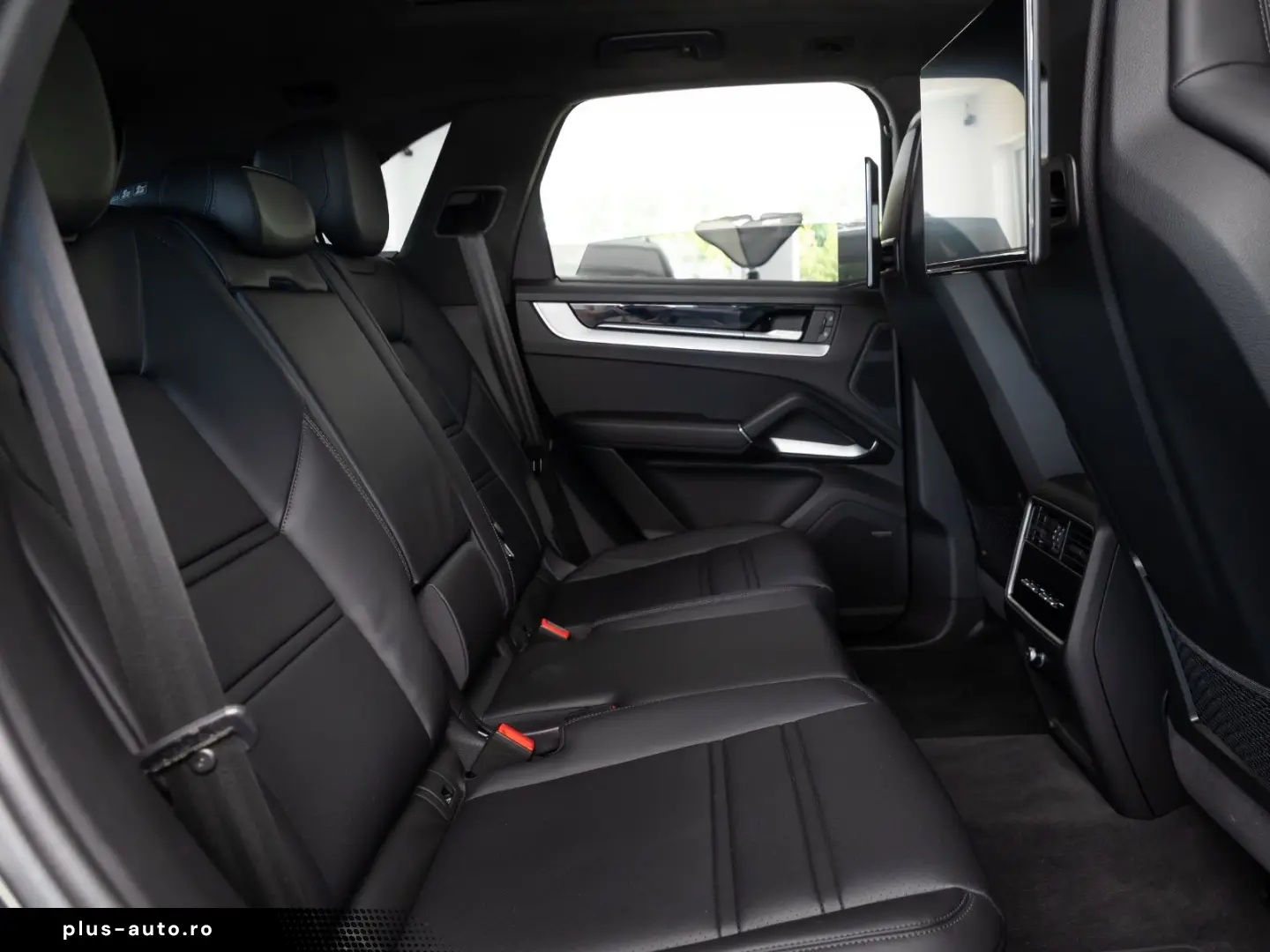 PORSCHE Cayenne S e-Hybrid SportDesign DVD im Fond AHK