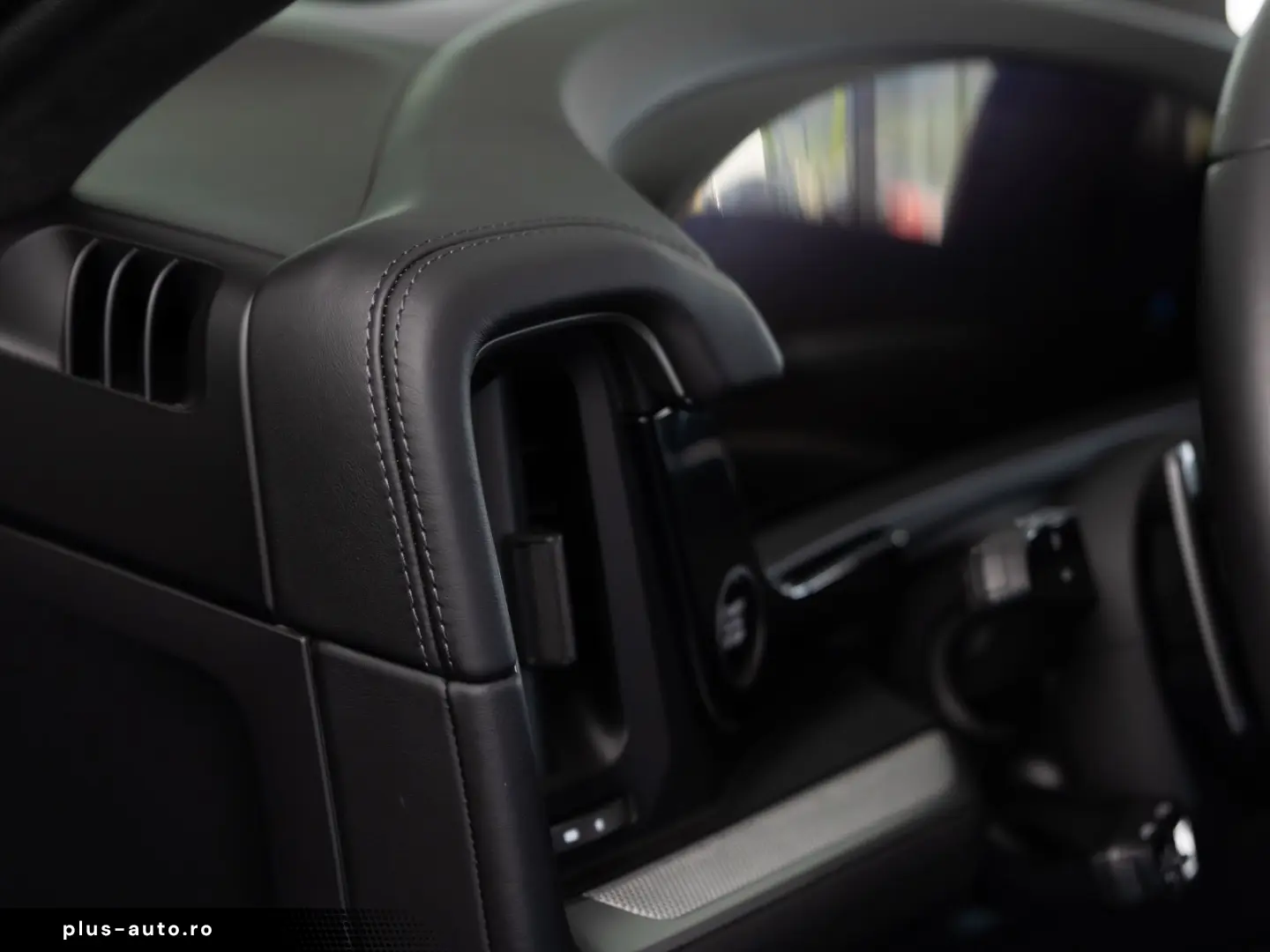 PORSCHE Cayenne S e-Hybrid SportDesign DVD im Fond AHK
