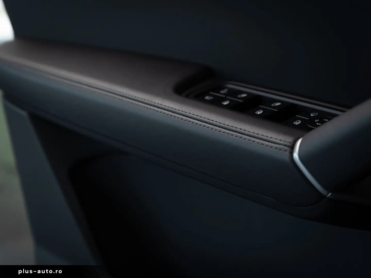 PORSCHE Cayenne S e-Hybrid SportDesign DVD im Fond AHK