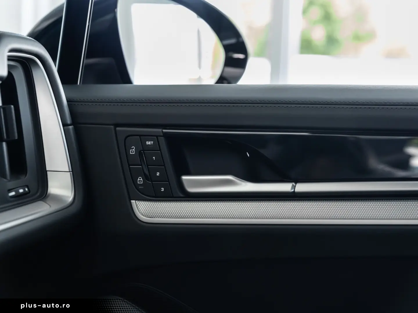 PORSCHE Cayenne S e-Hybrid SportDesign DVD im Fond AHK
