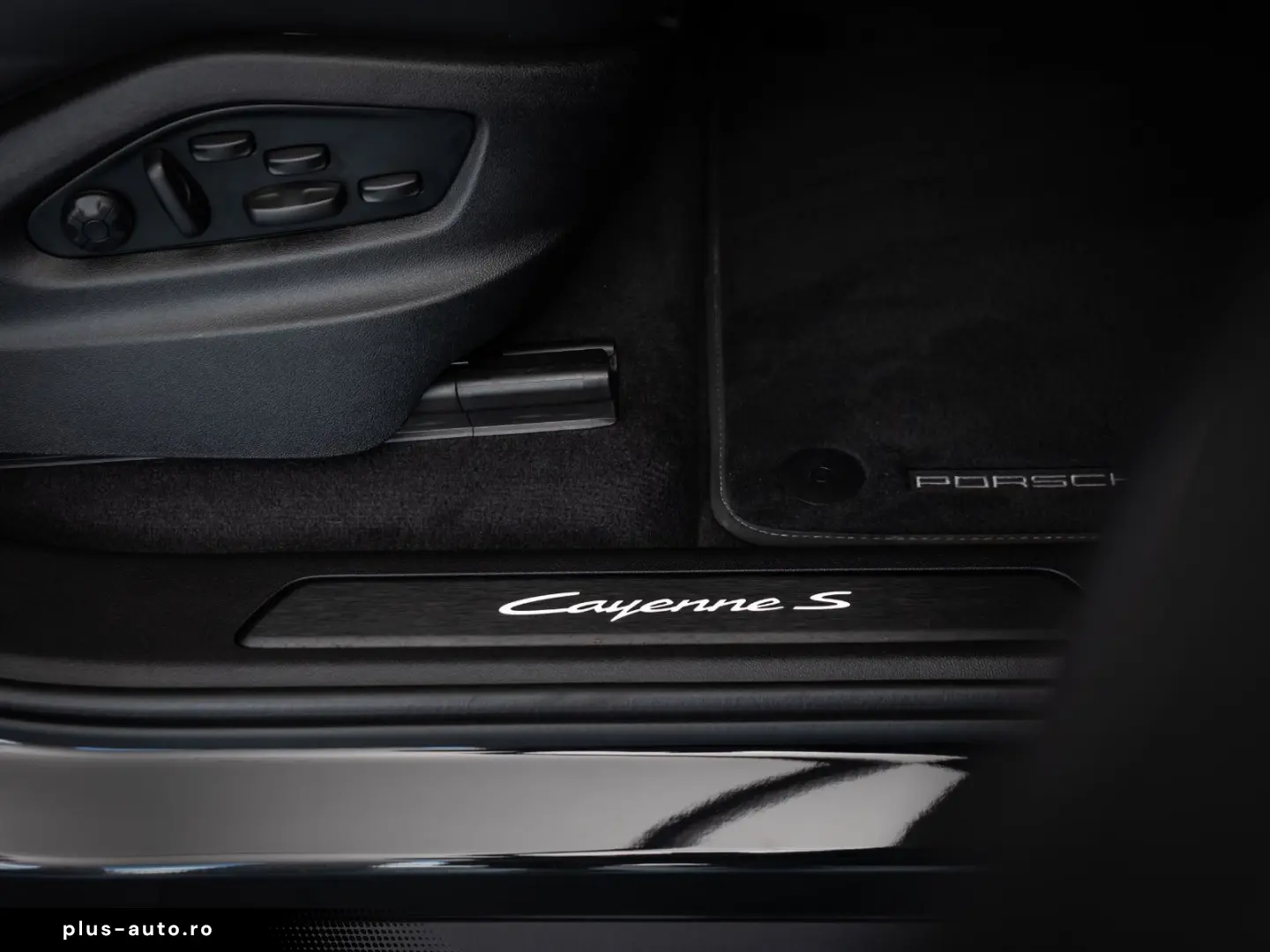 PORSCHE Cayenne S e-Hybrid SportDesign DVD im Fond AHK