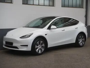 Tesla Model Y Standard Range RWD