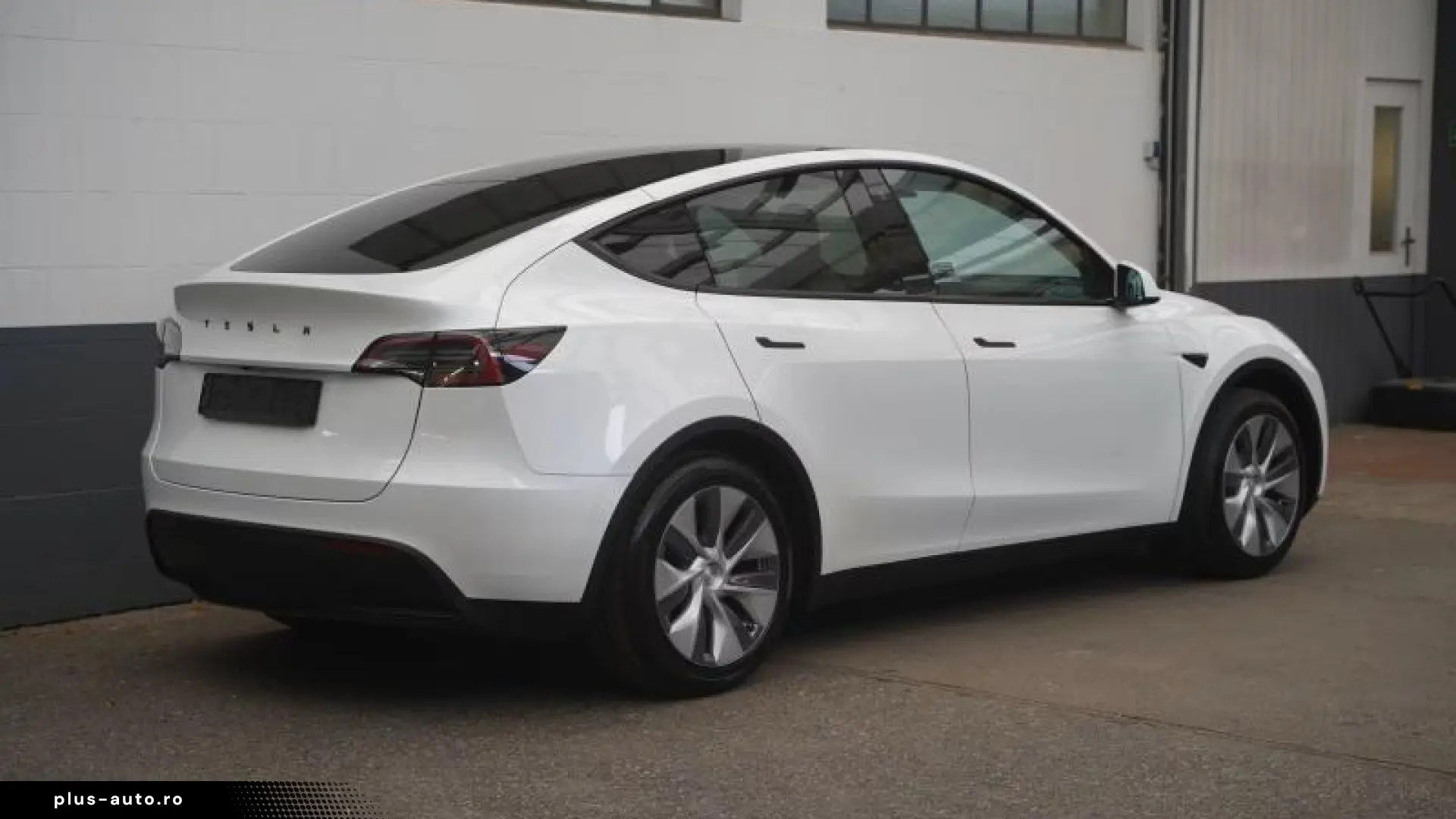 Tesla Model Y Standard Range RWD