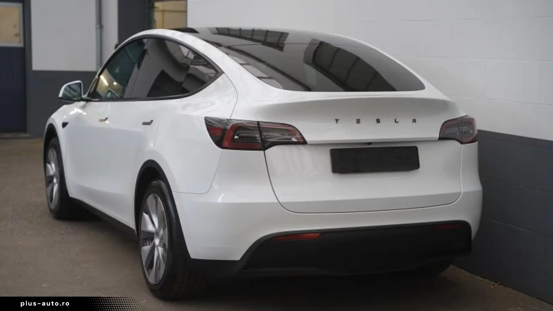 Tesla Model Y Standard Range RWD