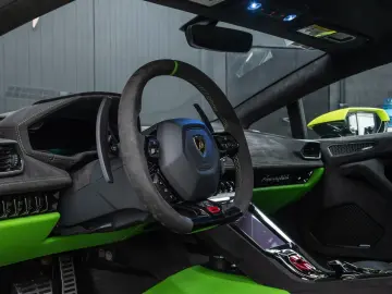 LAMBORGHINI Huracán Tecnica V10 639PS Carbon 3.100km